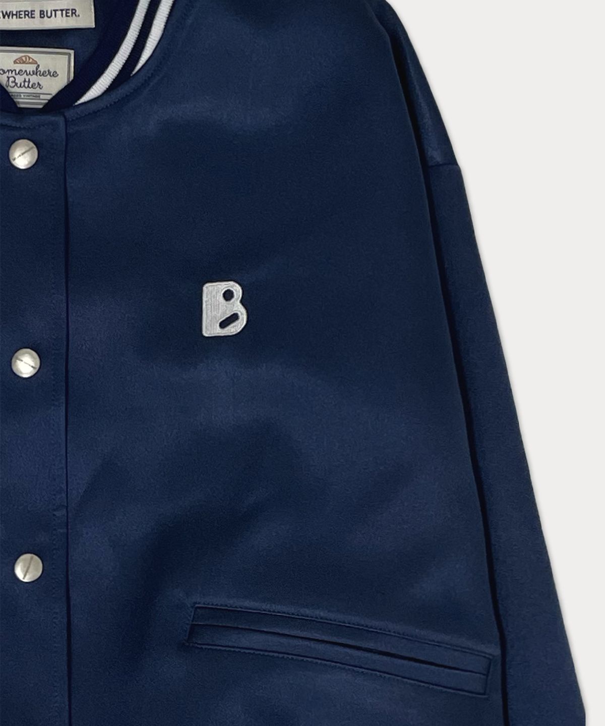 썸웨어버터(SOMEWHEREBUTTER) Satin varsity jacket - navy