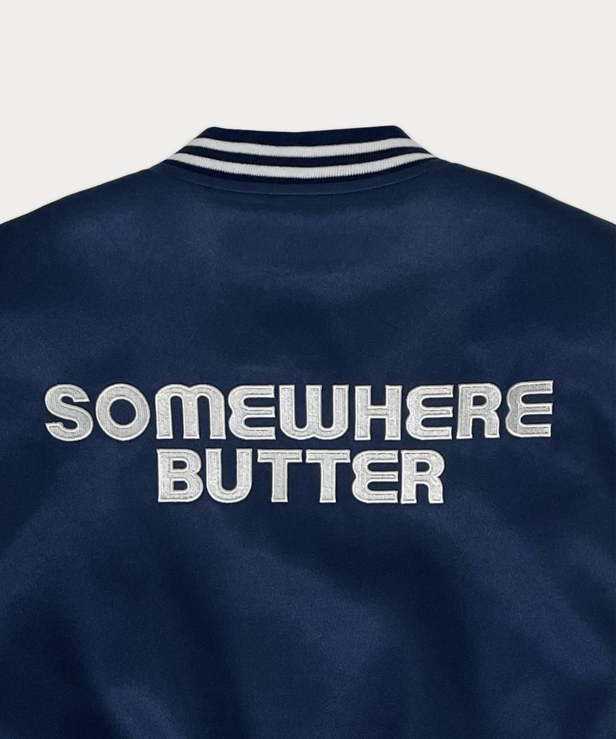 썸웨어버터(SOMEWHEREBUTTER) Satin varsity jacket - navy