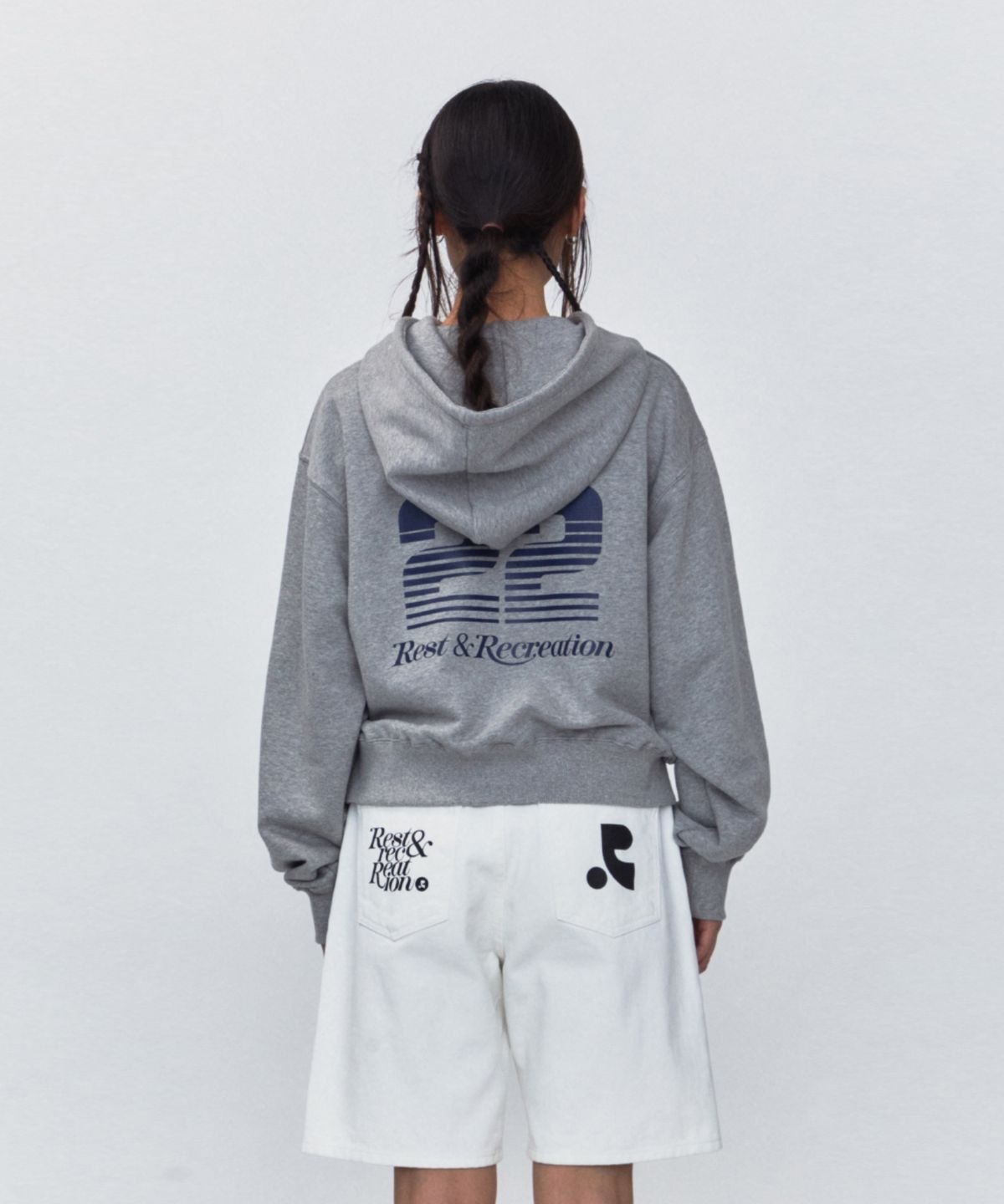 레스트앤레크레이션(REST&RECREATION) RR 22 LOGO CROPPED HOODIE_GREY