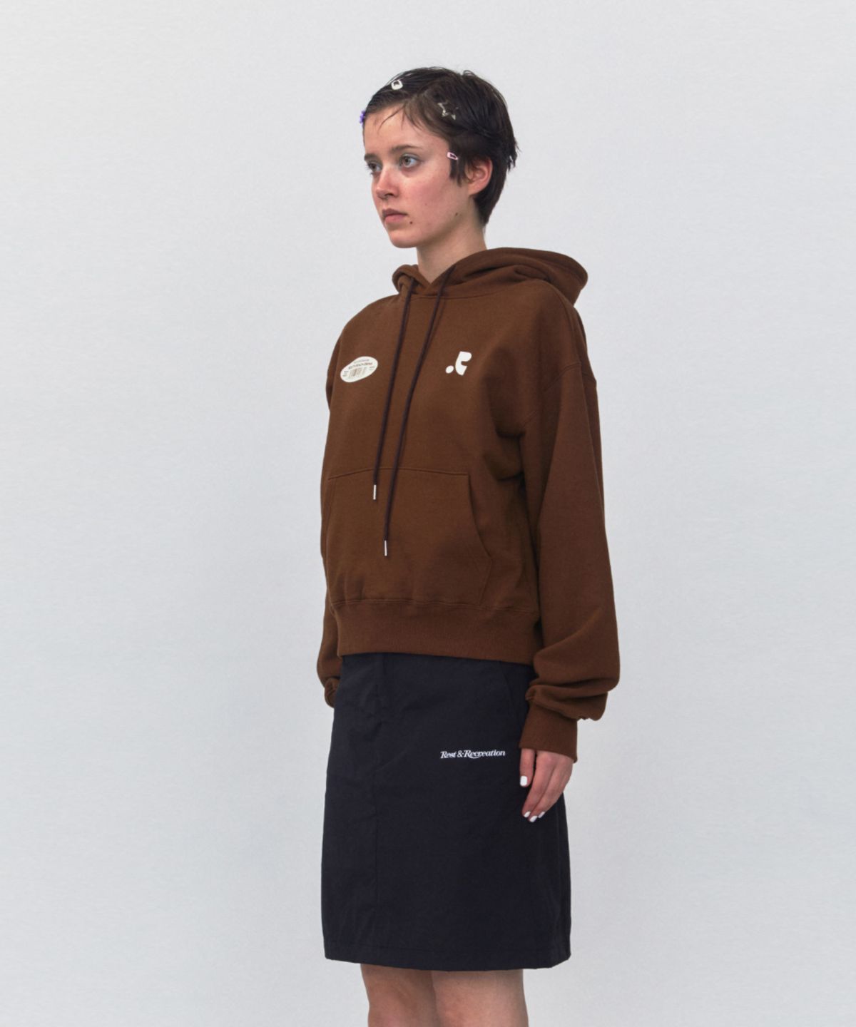 레스트앤레크레이션(REST&RECREATION) RR 22 LOGO CROPPED HOODIE_BROWN