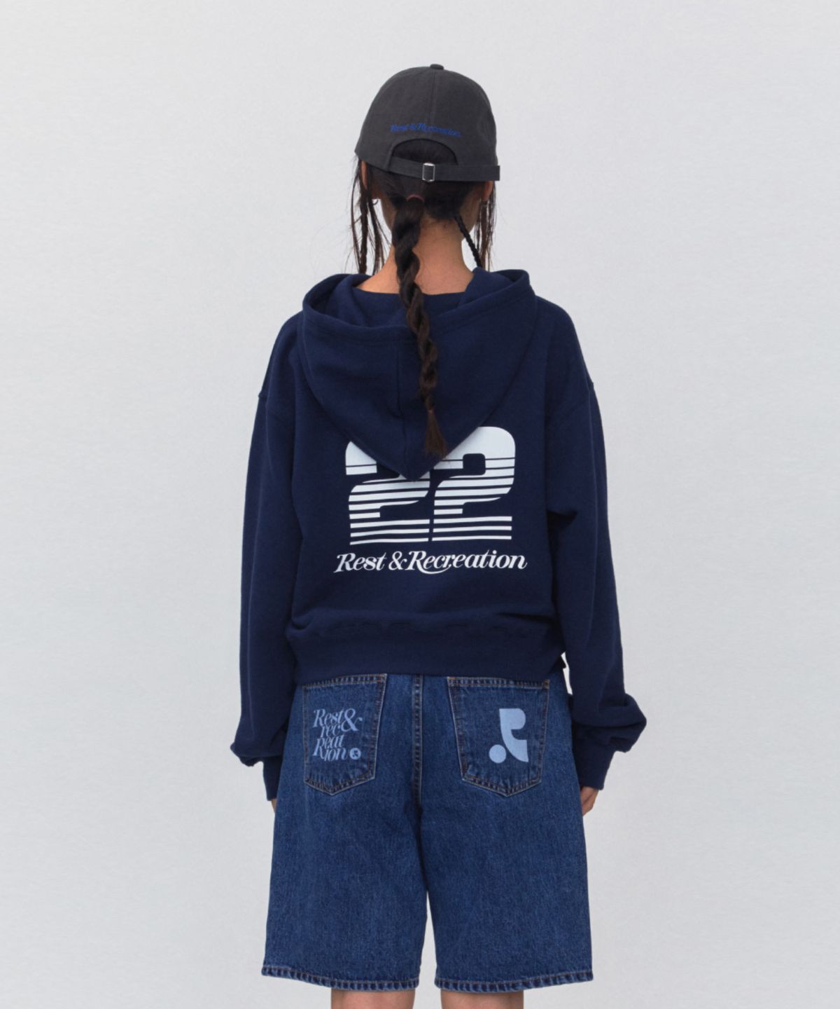 레스트앤레크레이션(REST&RECREATION) RR 22 LOGO CROPPED HOODIE_NAVY