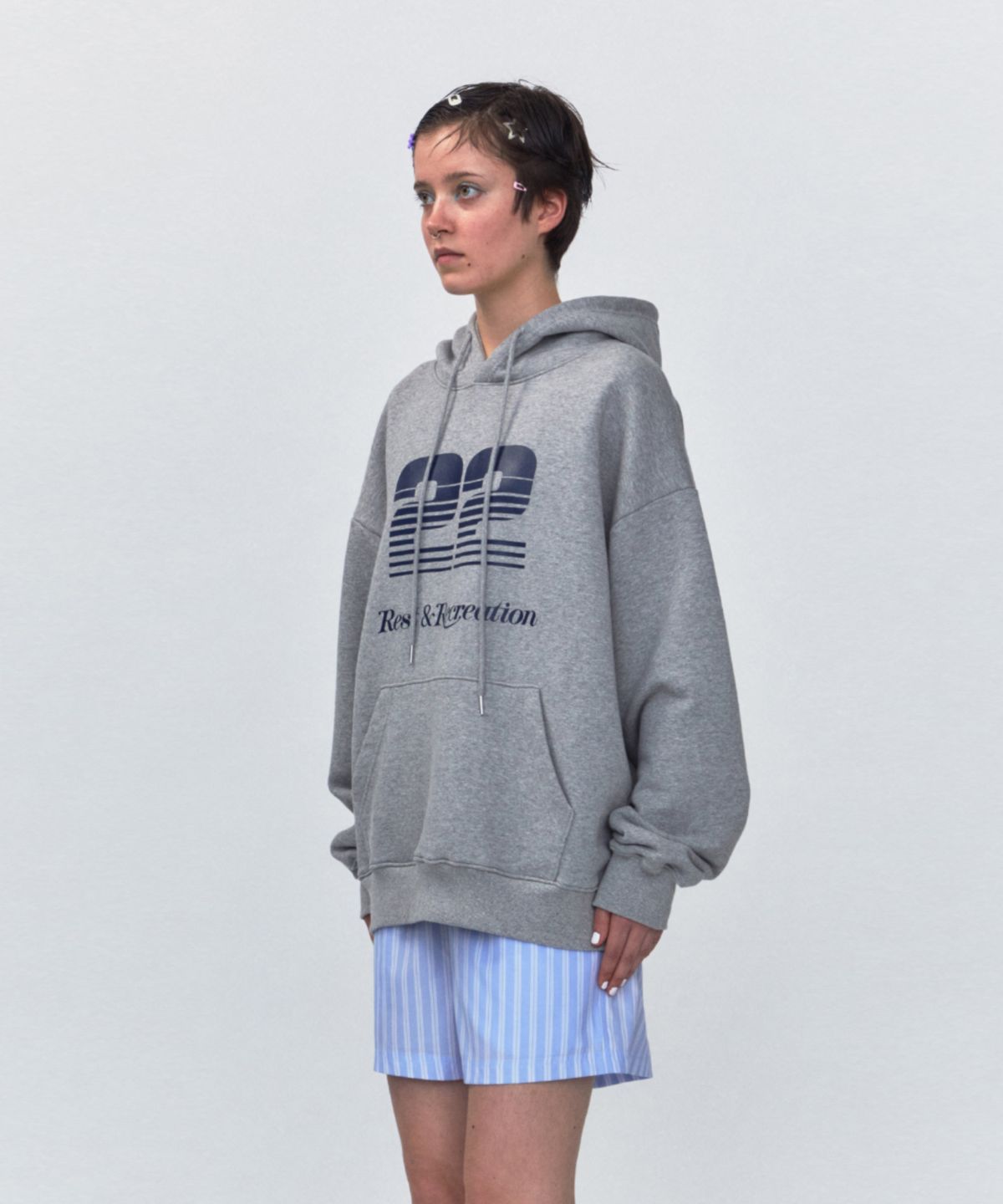 레스트앤레크레이션(REST&RECREATION) RR 22 LOGO OVERSIZED HOODIE_GREY