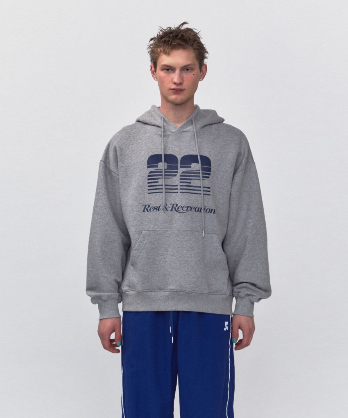 레스트앤레크레이션(REST&RECREATION) RR 22 LOGO OVERSIZED HOODIE_GREY