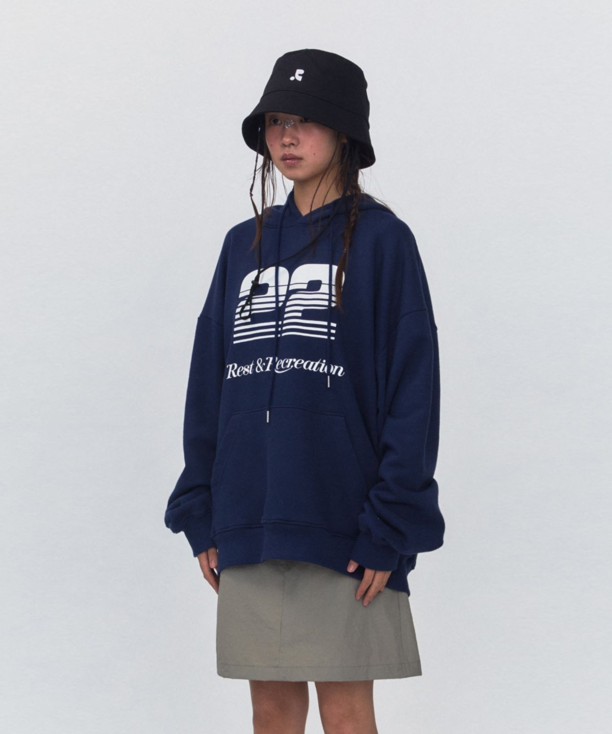 레스트앤레크레이션(REST&RECREATION) RR 22 LOGO OVERSIZED HOODIE_NAVY
