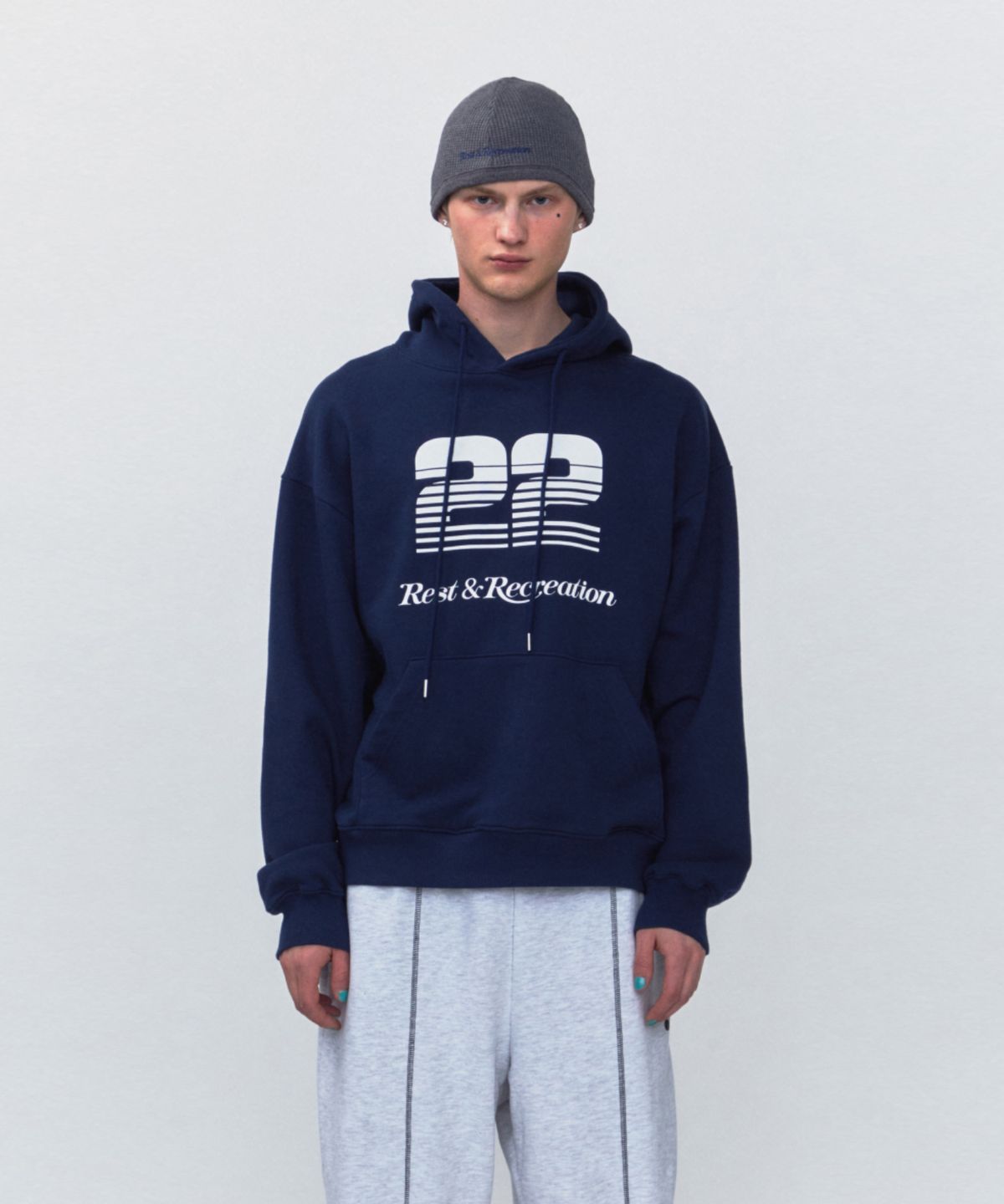 레스트앤레크레이션(REST&RECREATION) RR 22 LOGO OVERSIZED HOODIE_NAVY