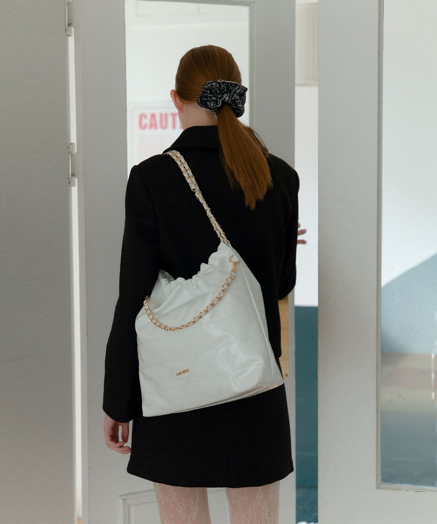 MUSINSA公式 | ANOETIC ANC DRAW CHAIN SHOULDER BAG_WHITE