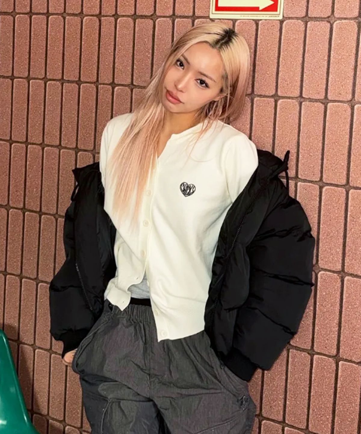 칙스(CHICKS) MVK 하트 스티치 미니 브이넥 니트 아이보리