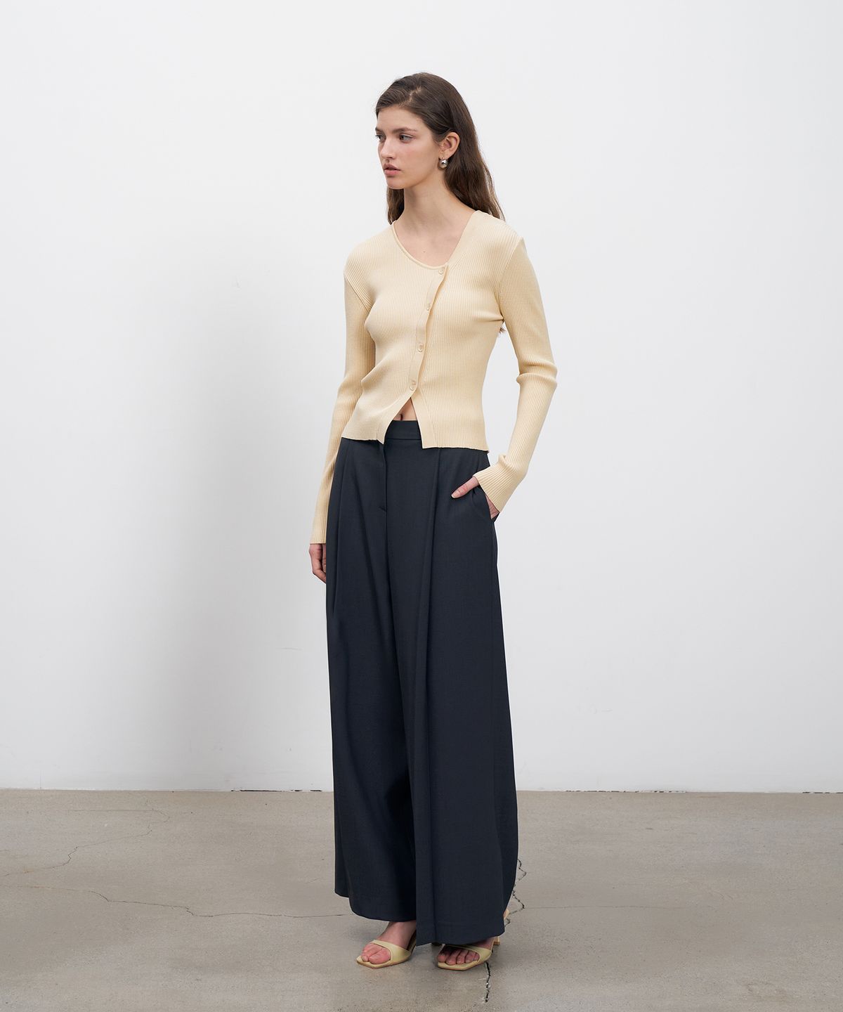 르네제이(RENEJ) Mac Pleated Wide Trousers