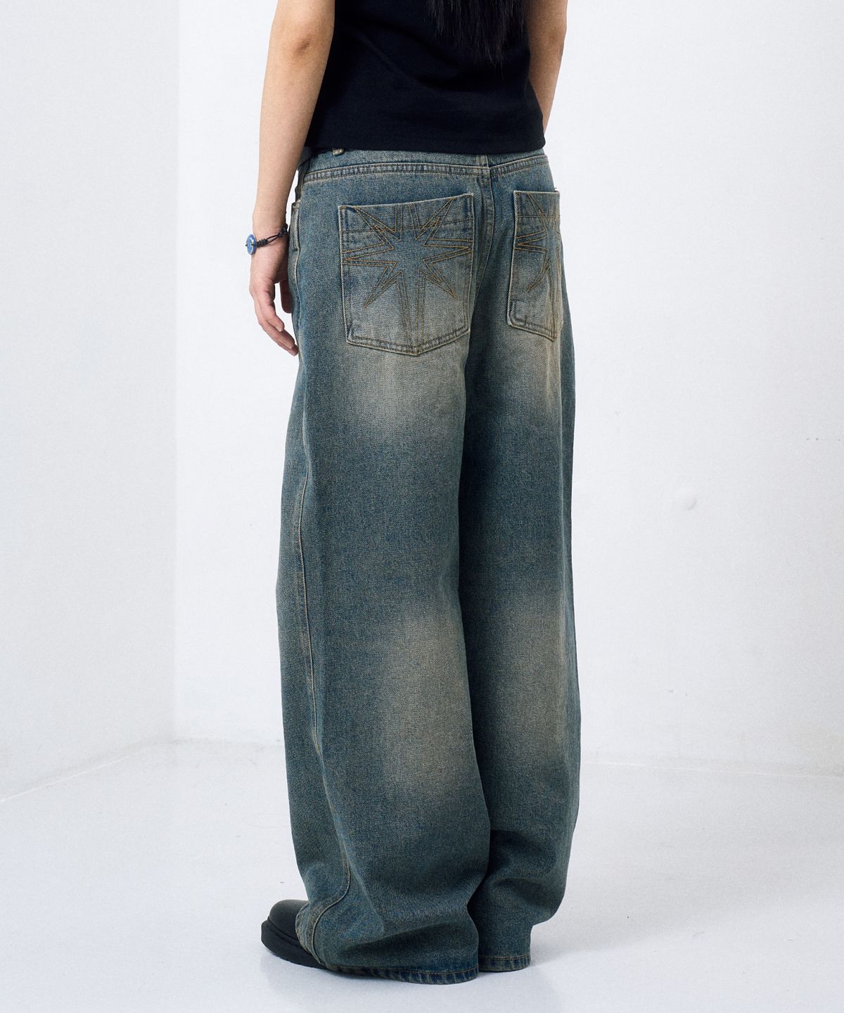 이우가마카라스(IUGAMAKARAS) Needlework Denim Pants (Sand Blue)