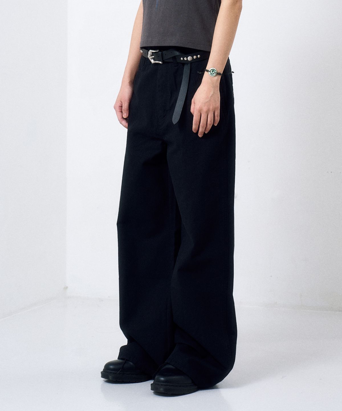 이우가마카라스(IUGAMAKARAS) Needlework Cotton Pants (Black)