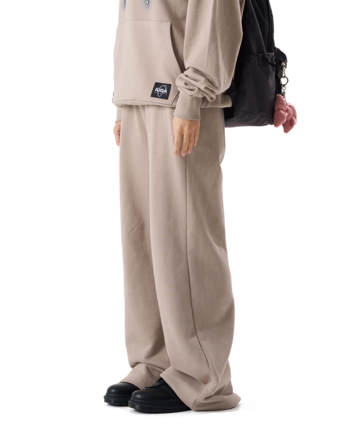이우가마카라스(IUGAMAKARAS) Studded Sweatpants (Beige)