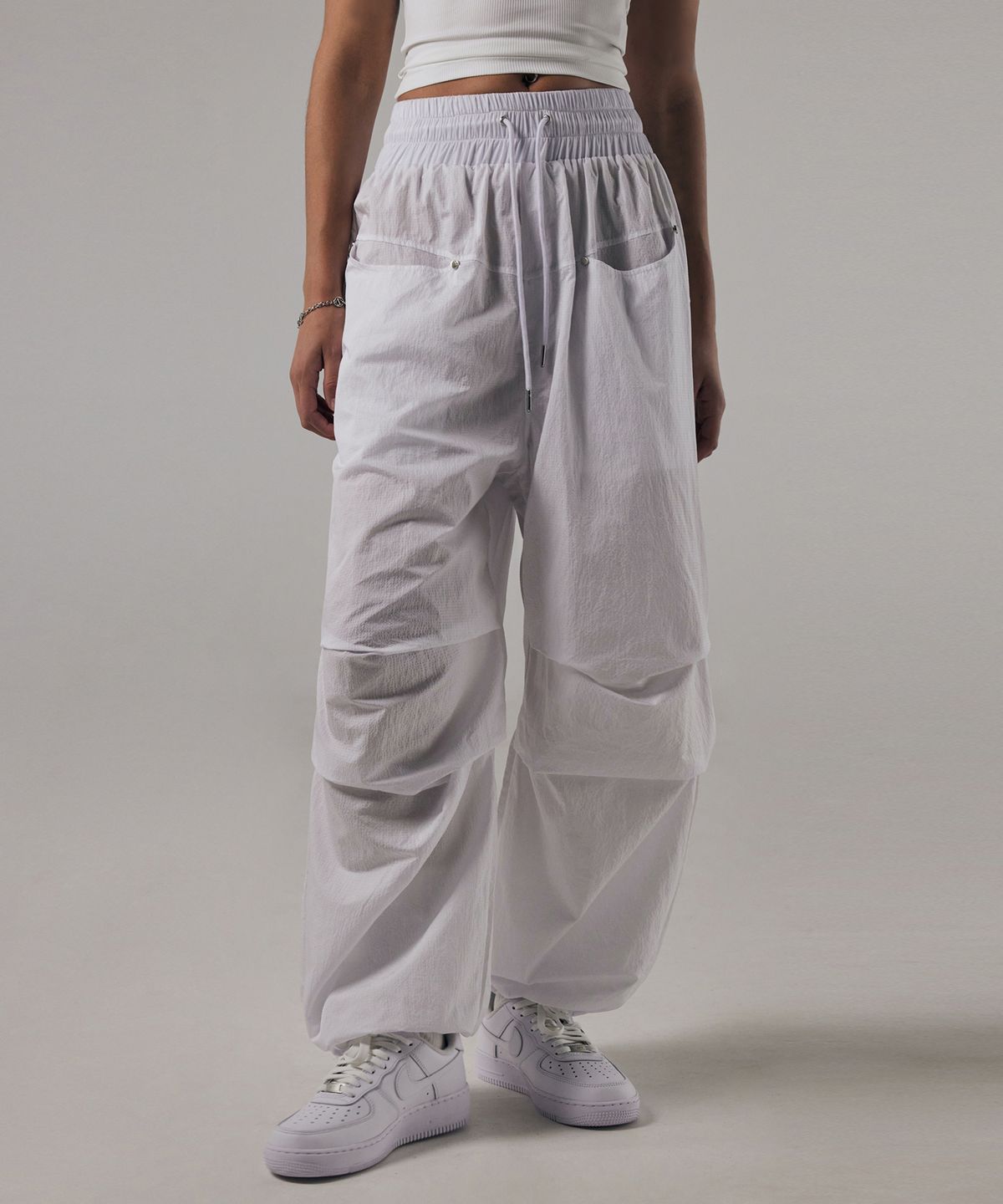 트리밍버드(TREEMINGBIRD) Round Rivet Nylon Set-up Pants [ White ]