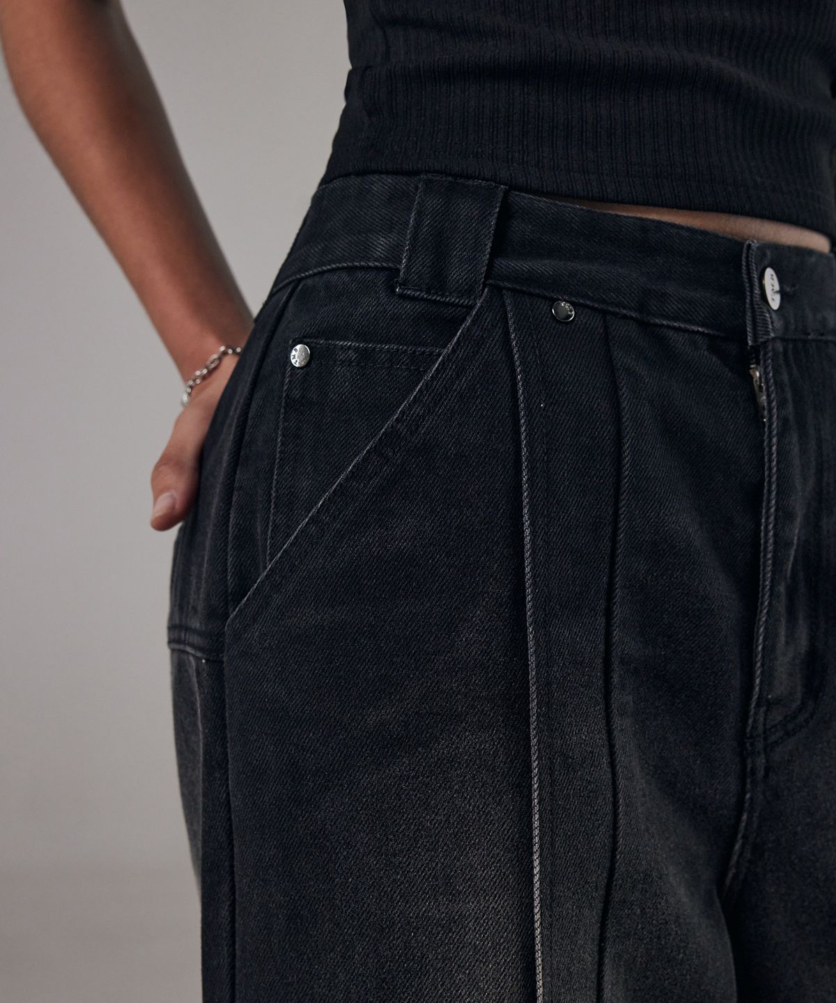 트리밍버드(TREEMINGBIRD) Twisted Wide Denim Set-up Pants [ Black ]