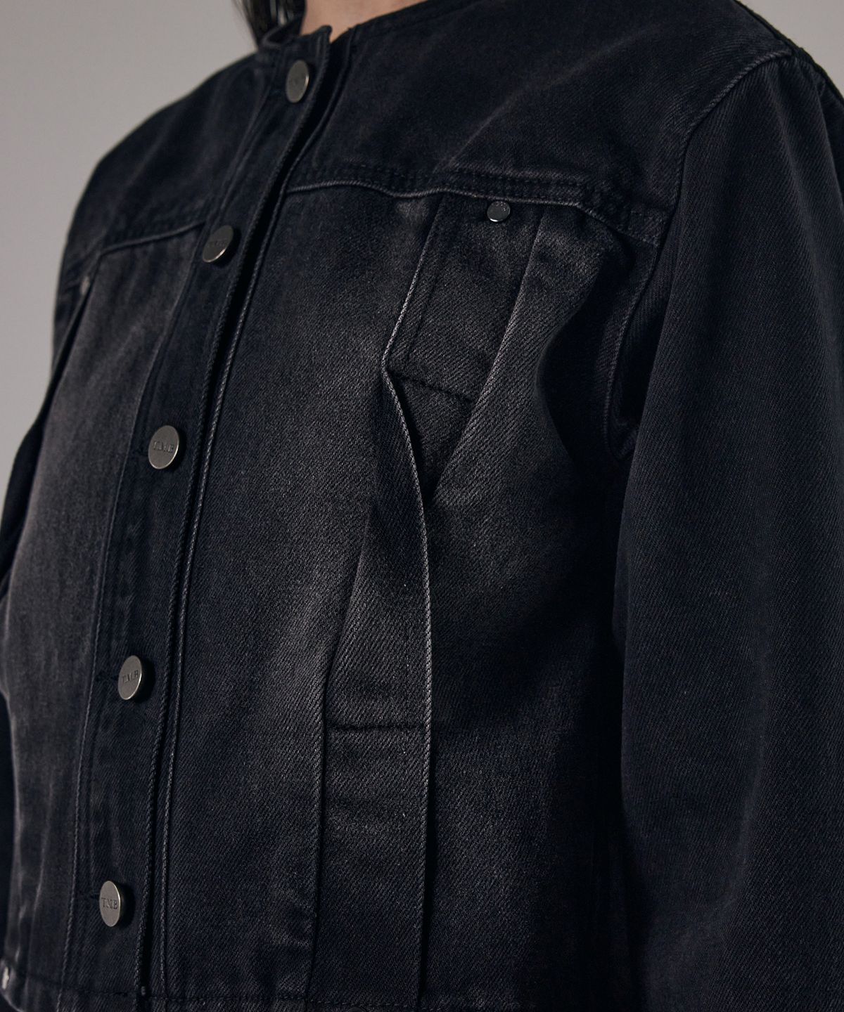 트리밍버드(TREEMINGBIRD) Twisted Non-collar Denim Set-up Jacket [ Black ]