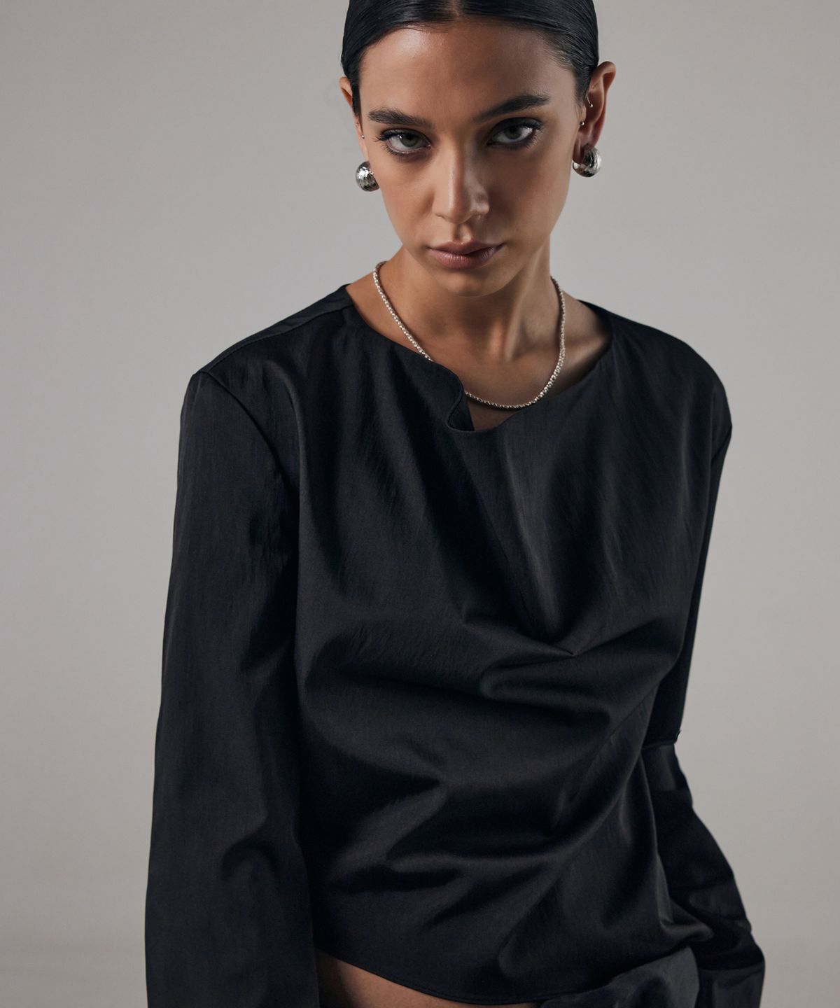 트리밍버드(TREEMINGBIRD) Cowl Blouse [ Black ]