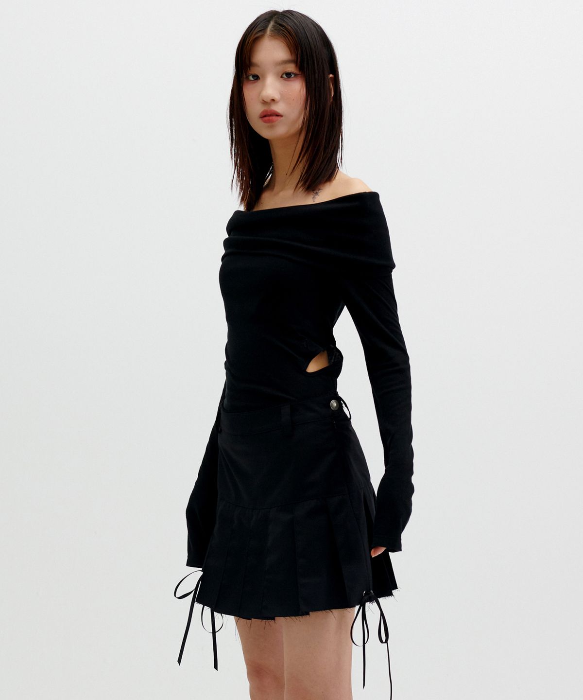 러닝하이(RUNNINGHIGH) 컷 오프 플리츠 미니 스커트 [블랙]