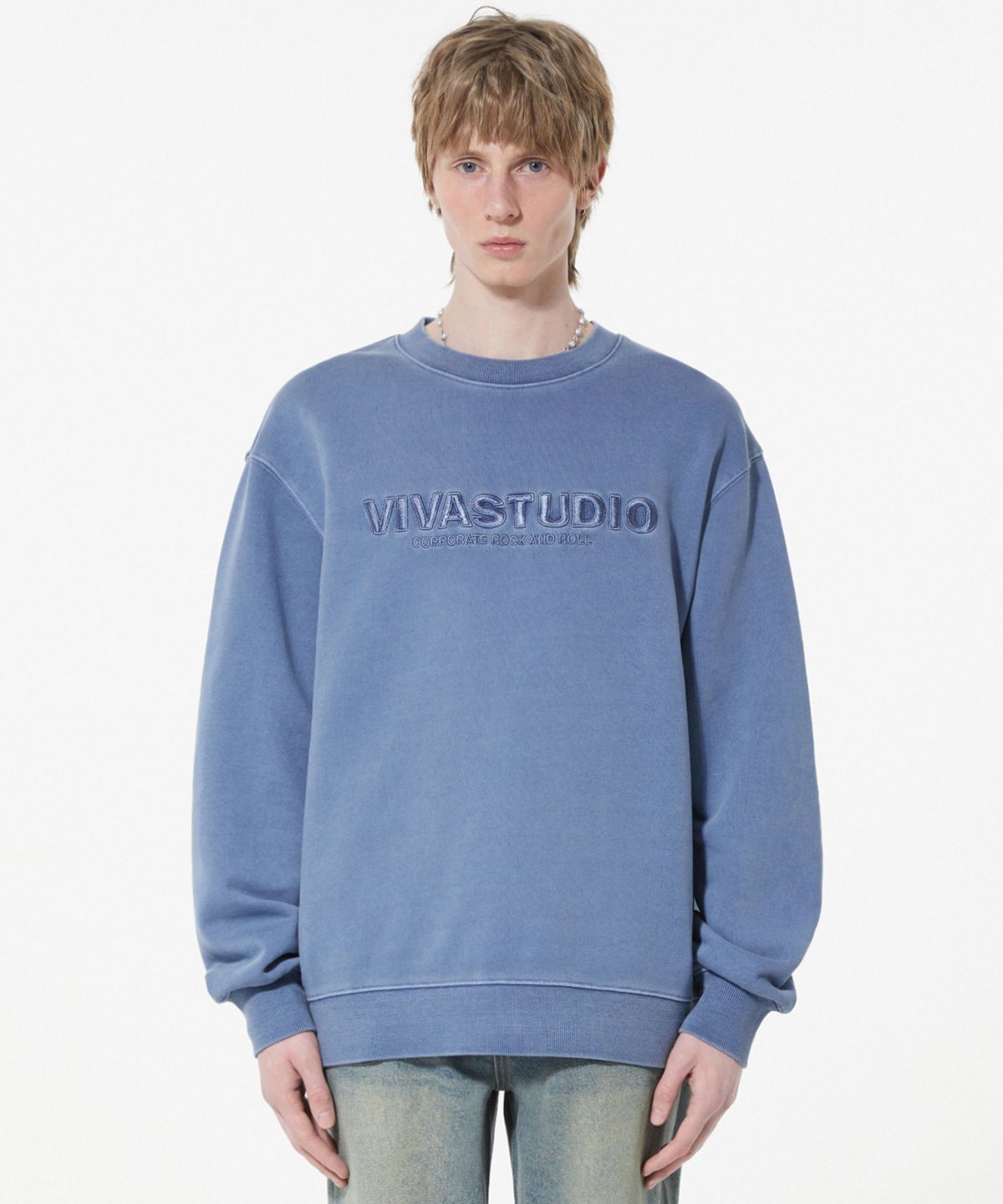 비바스튜디오(VIVASTUDIO) LOCATION EMBROIDERY CREWNECK [CHARCOAL BLUE]