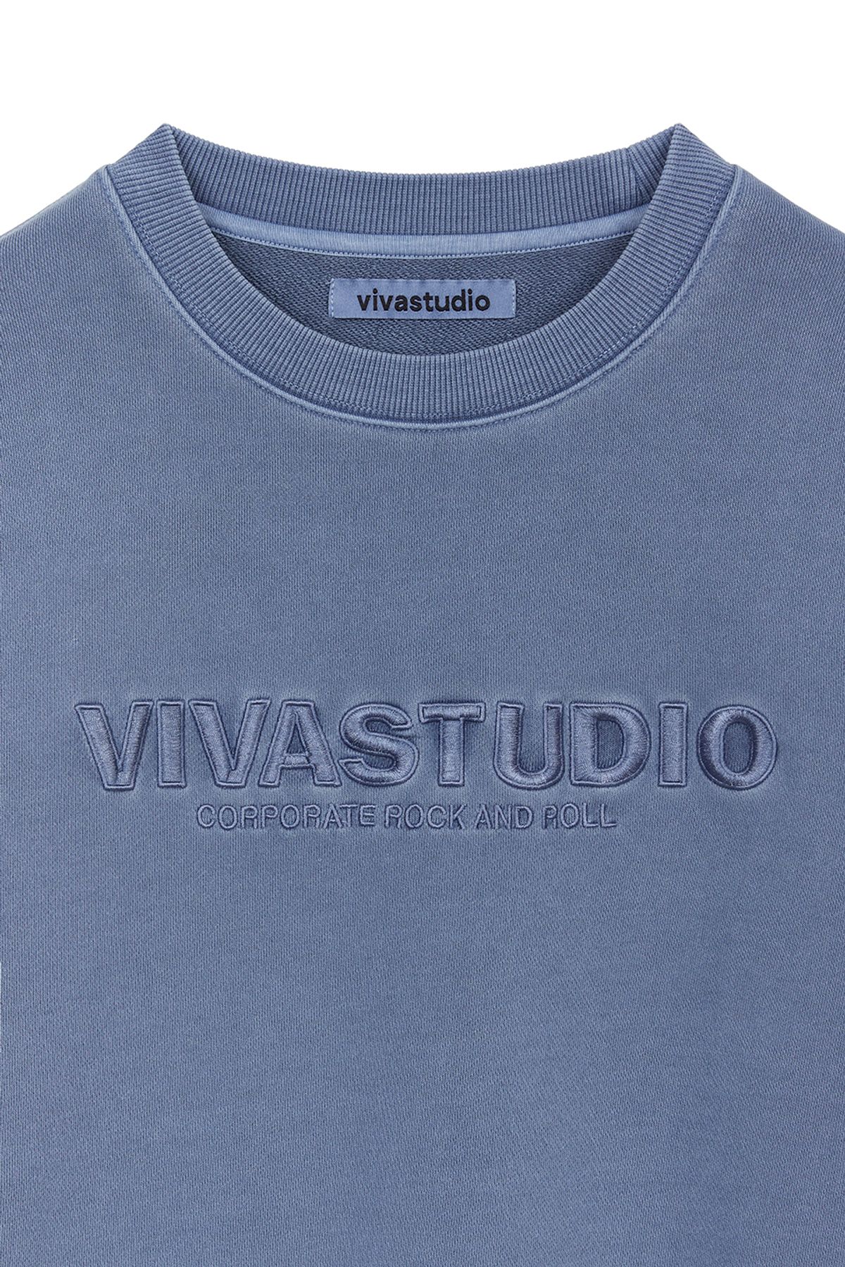 비바스튜디오(VIVASTUDIO) LOCATION EMBROIDERY CREWNECK [CHARCOAL BLUE]