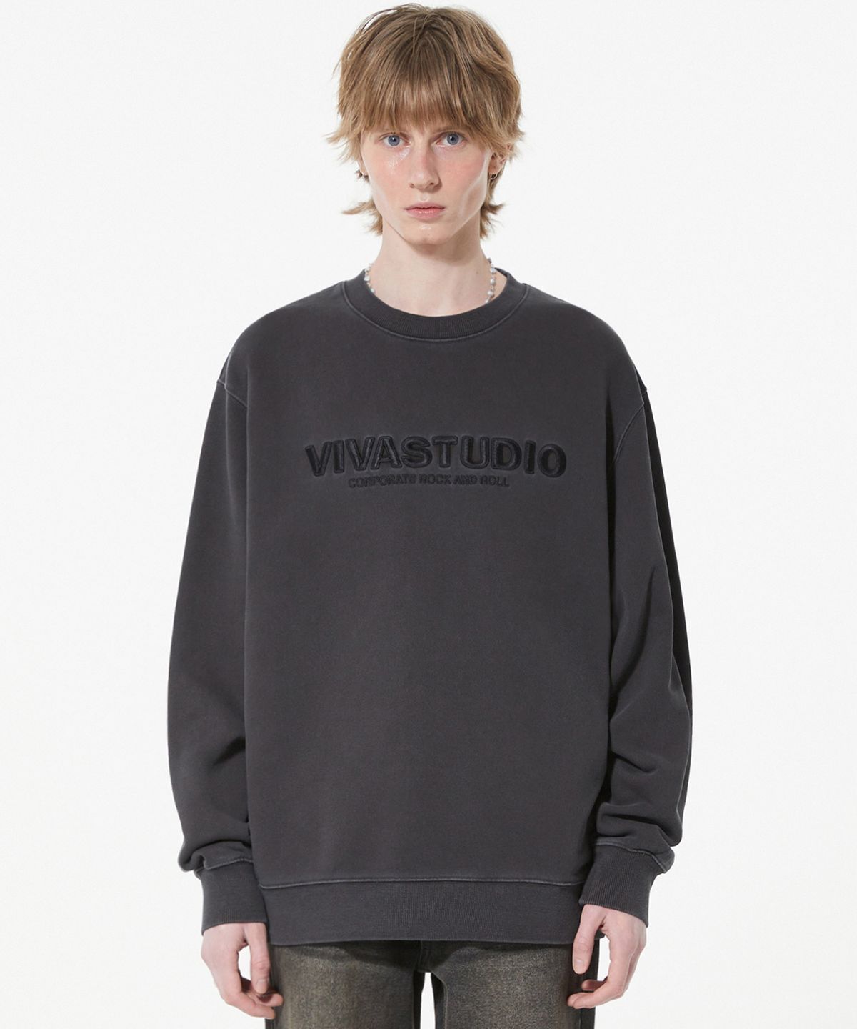 비바스튜디오(VIVASTUDIO) LOCATION EMBROIDERY CREWNECK [GLOSSY BLACK]