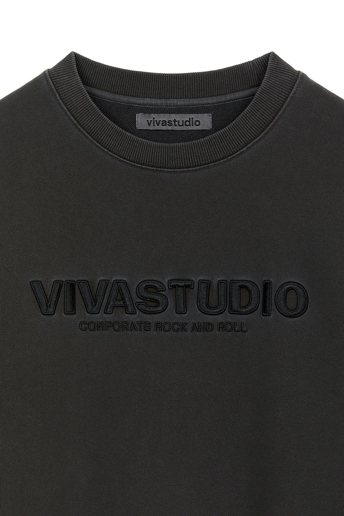 비바스튜디오(VIVASTUDIO) LOCATION EMBROIDERY CREWNECK [GLOSSY BLACK]