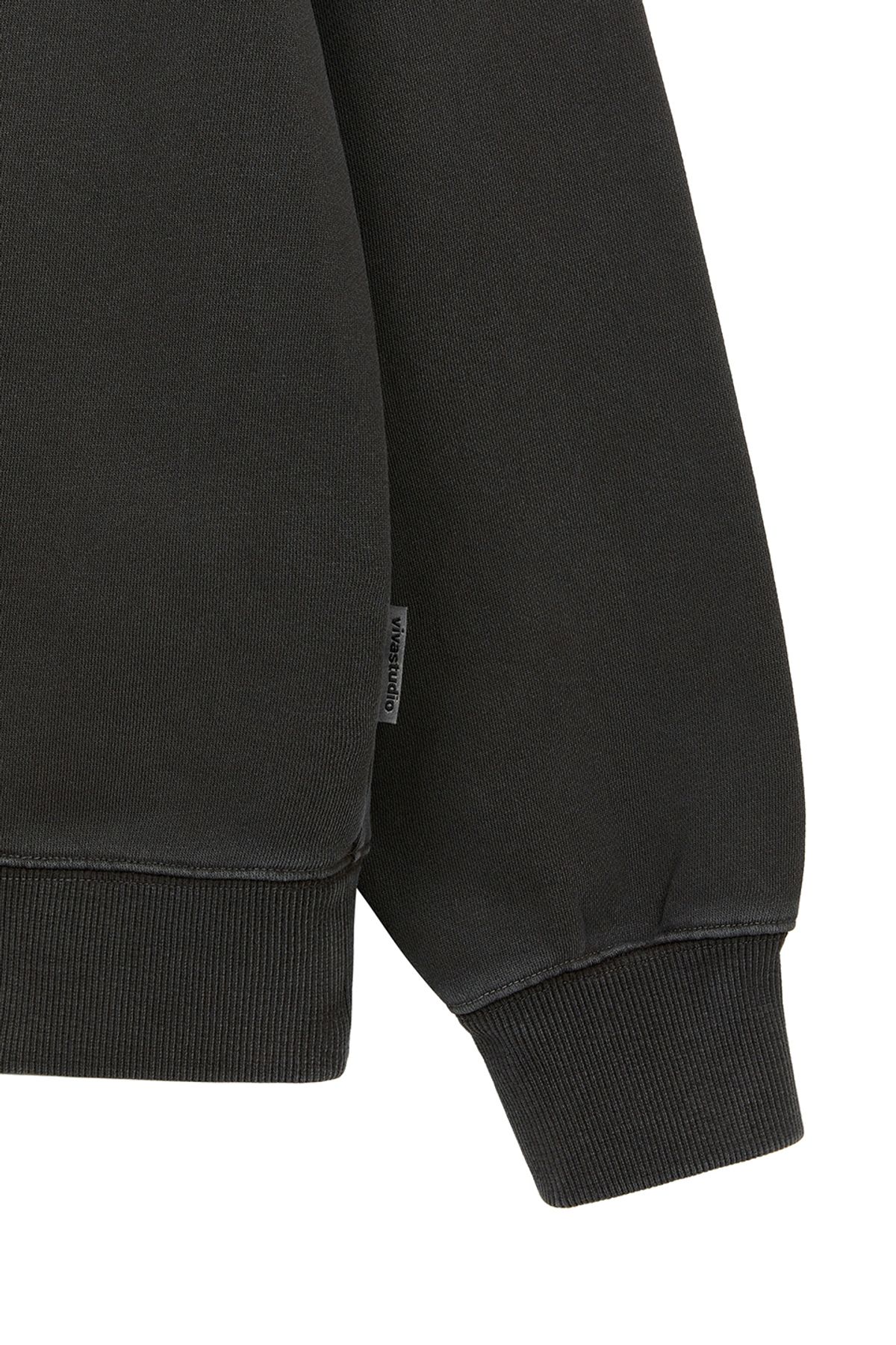 비바스튜디오(VIVASTUDIO) LOCATION EMBROIDERY CREWNECK [GLOSSY BLACK]