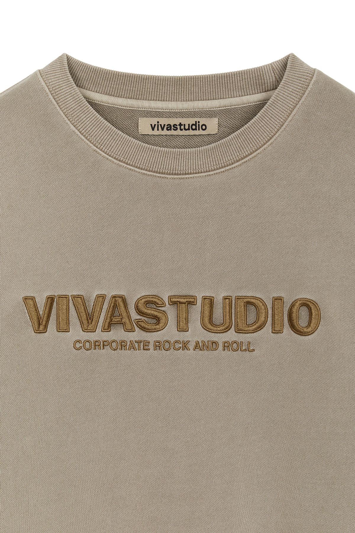 비바스튜디오(VIVASTUDIO) LOCATION EMBROIDERY CREWNECK [BROWN]