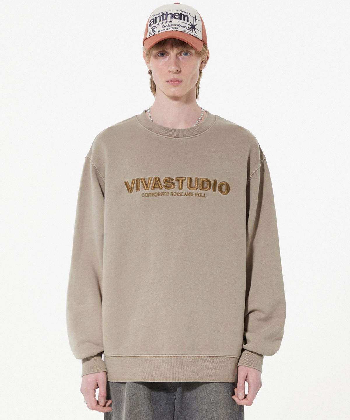 비바스튜디오(VIVASTUDIO) LOCATION EMBROIDERY CREWNECK [BROWN]