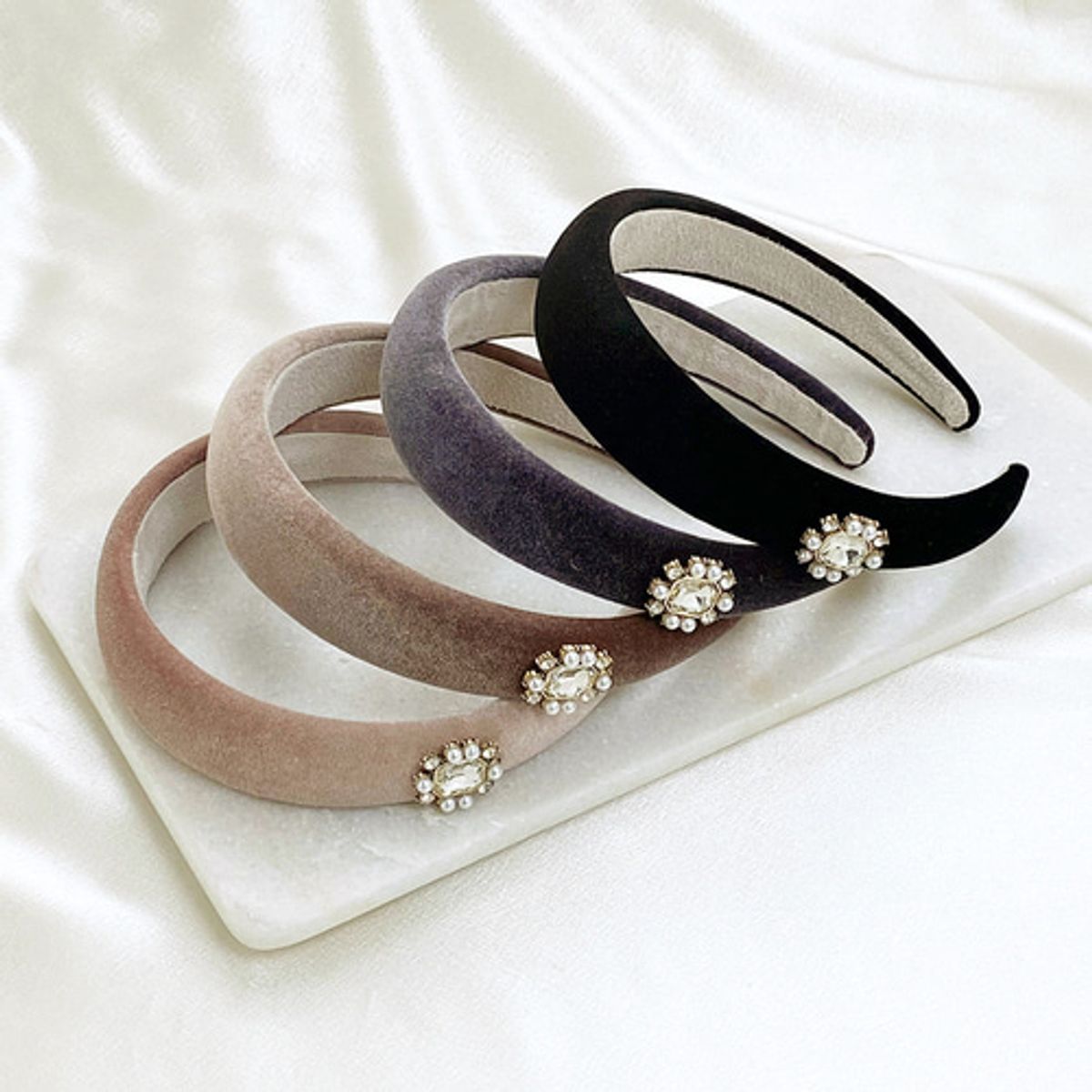 베스티(BESTY) 로얄 벨벳 비앙카 헤어밴드 (Royal Velvet Bianca Hairband)