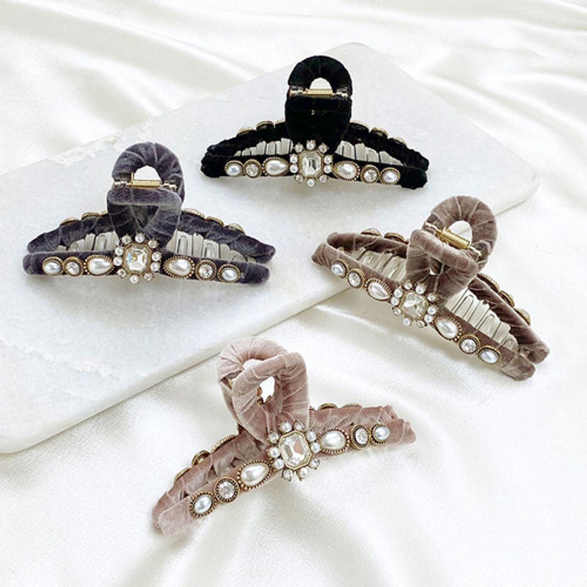 베스티(BESTY) 로얄 벨벳 비앙카 헤어클립 (Royal Velvet Bianca Hair Clip)