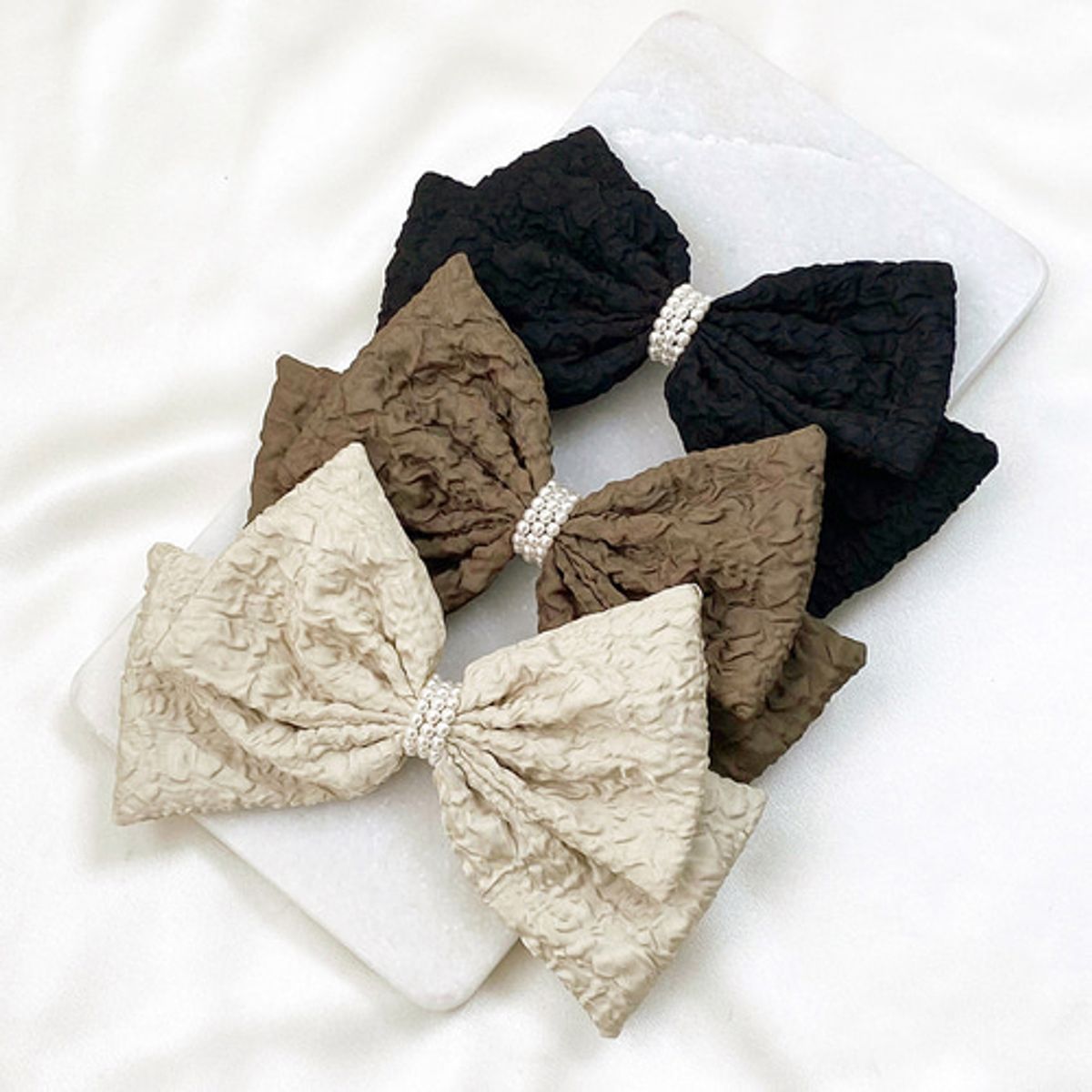 베스티(BESTY) 플러피 펄 리본핀 (Fluffy Pearl Ribbon Pin)