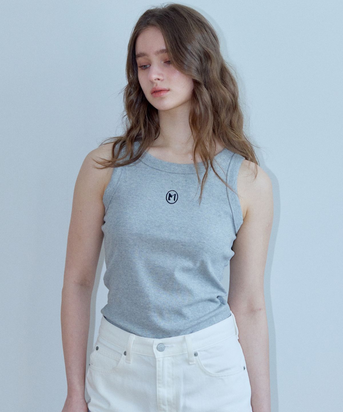 마롯(MARROT) SYMBOL SLEEVELESS TOP_GREY