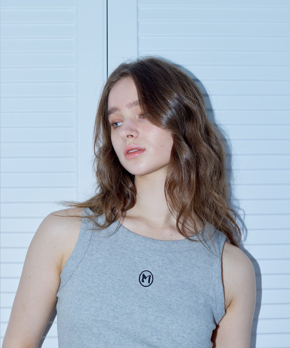 마롯(MARROT) SYMBOL SLEEVELESS TOP_GREY