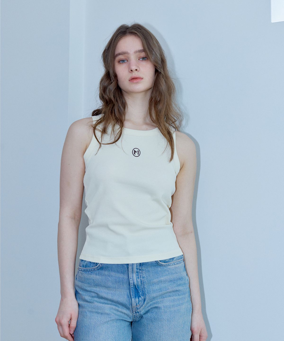 마롯(MARROT) SYMBOL SLEEVELESS TOP_CREAM