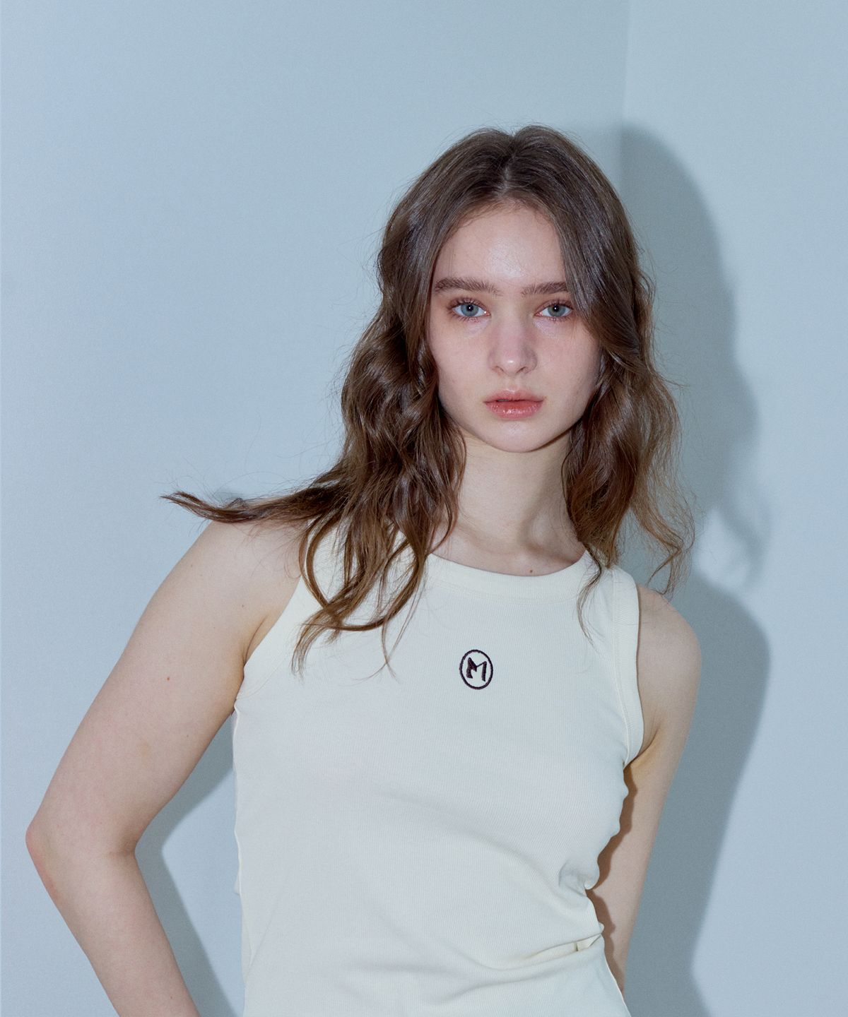 마롯(MARROT) SYMBOL SLEEVELESS TOP_CREAM