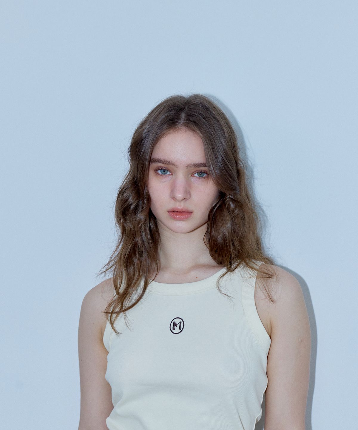 마롯(MARROT) SYMBOL SLEEVELESS TOP_CREAM