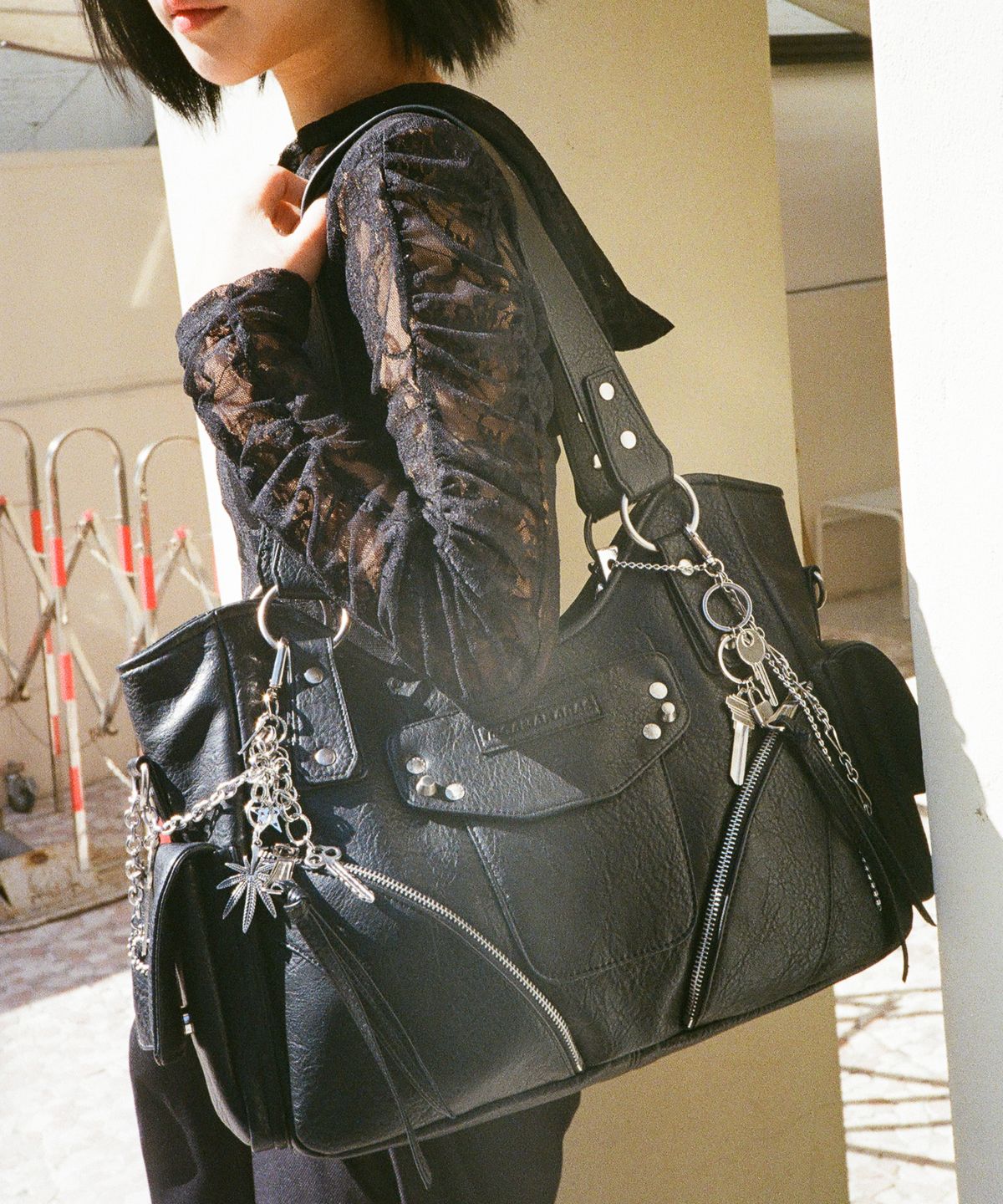 이우가마카라스(IUGAMAKARAS) Studded Leather Shoulder Bag (Black)