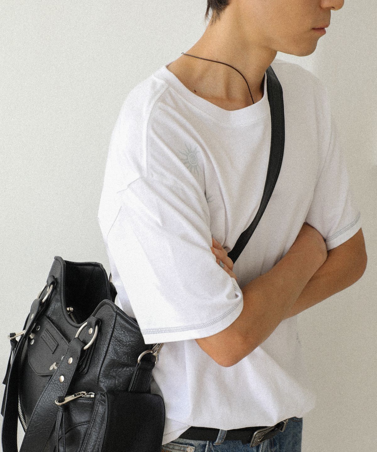 이우가마카라스(IUGAMAKARAS) Studded Leather Shoulder Bag (Black)