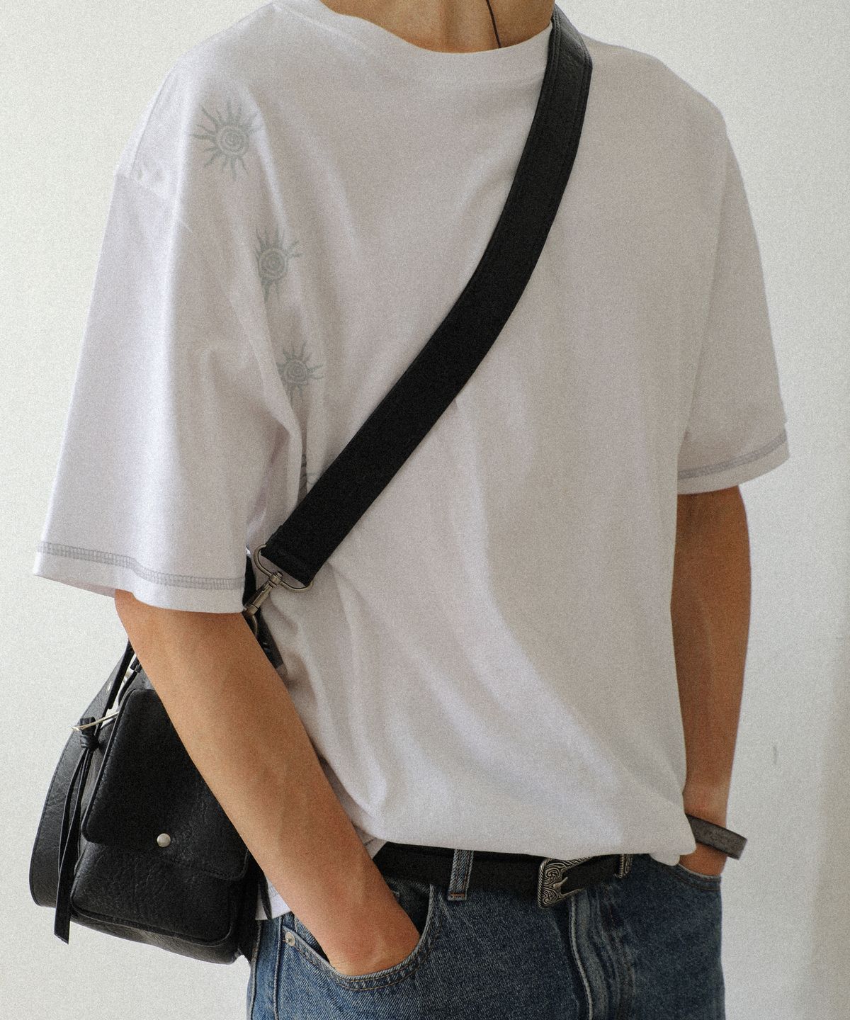 이우가마카라스(IUGAMAKARAS) Studded Leather Shoulder Bag (Black)