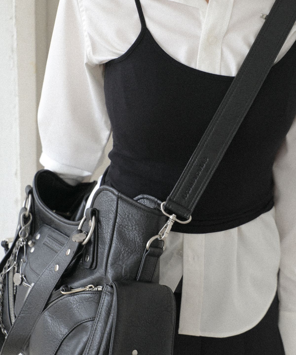 이우가마카라스(IUGAMAKARAS) Studded Leather Shoulder Bag (Black)