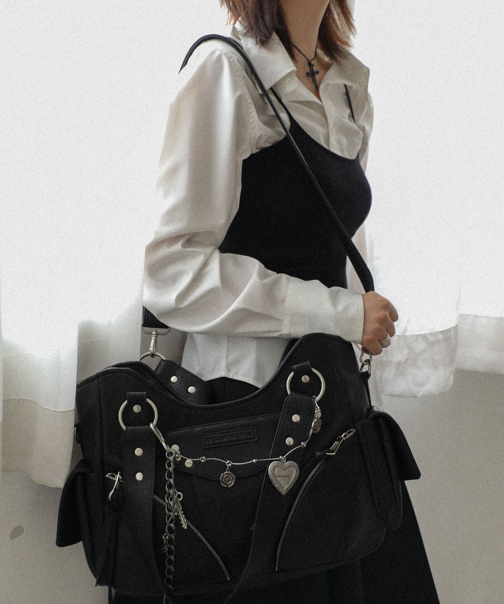 MUSINSA公式 | IUGAMAKARAS Studded Leather Shoulder Bag (Black)