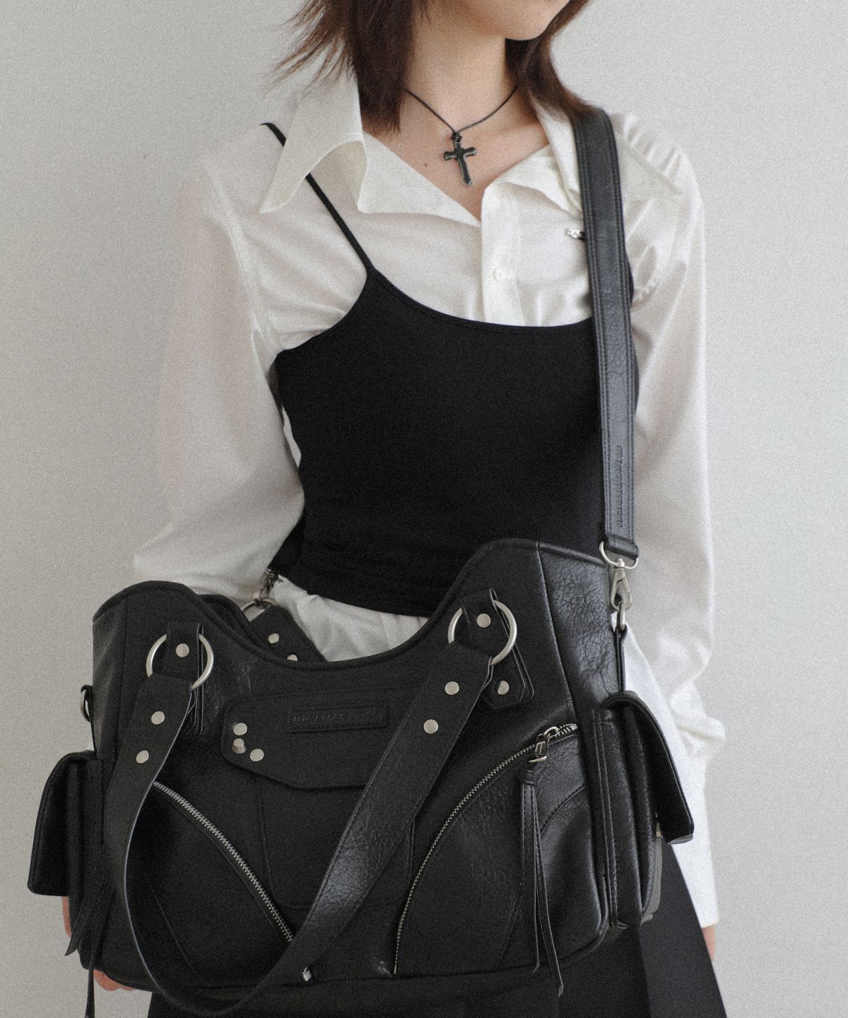 이우가마카라스(IUGAMAKARAS) Studded Leather Shoulder Bag (Black)
