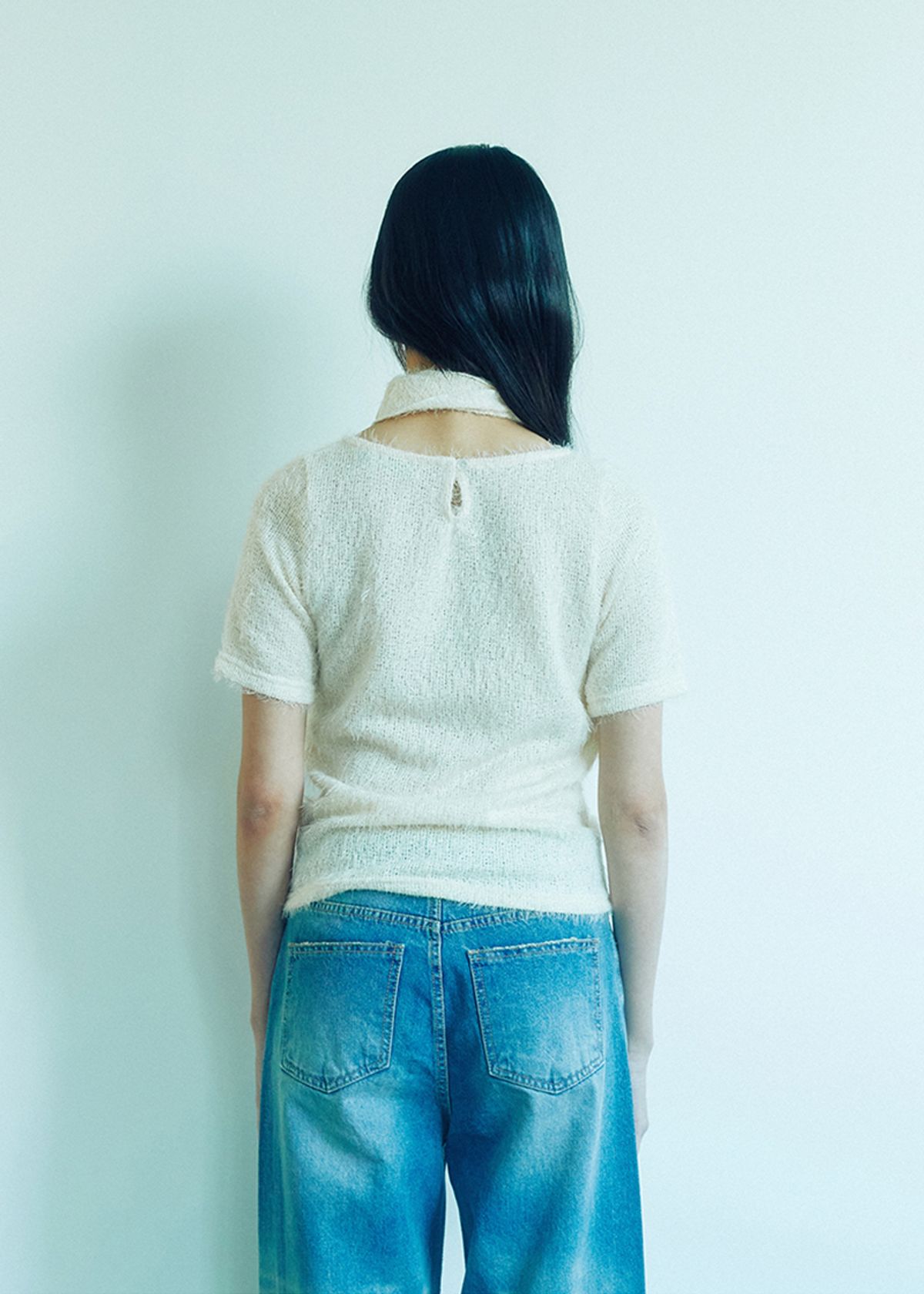 쿠키시(KOOKEESEE) 헤어리한 원단의 라운드넥 탑 (아이보리)