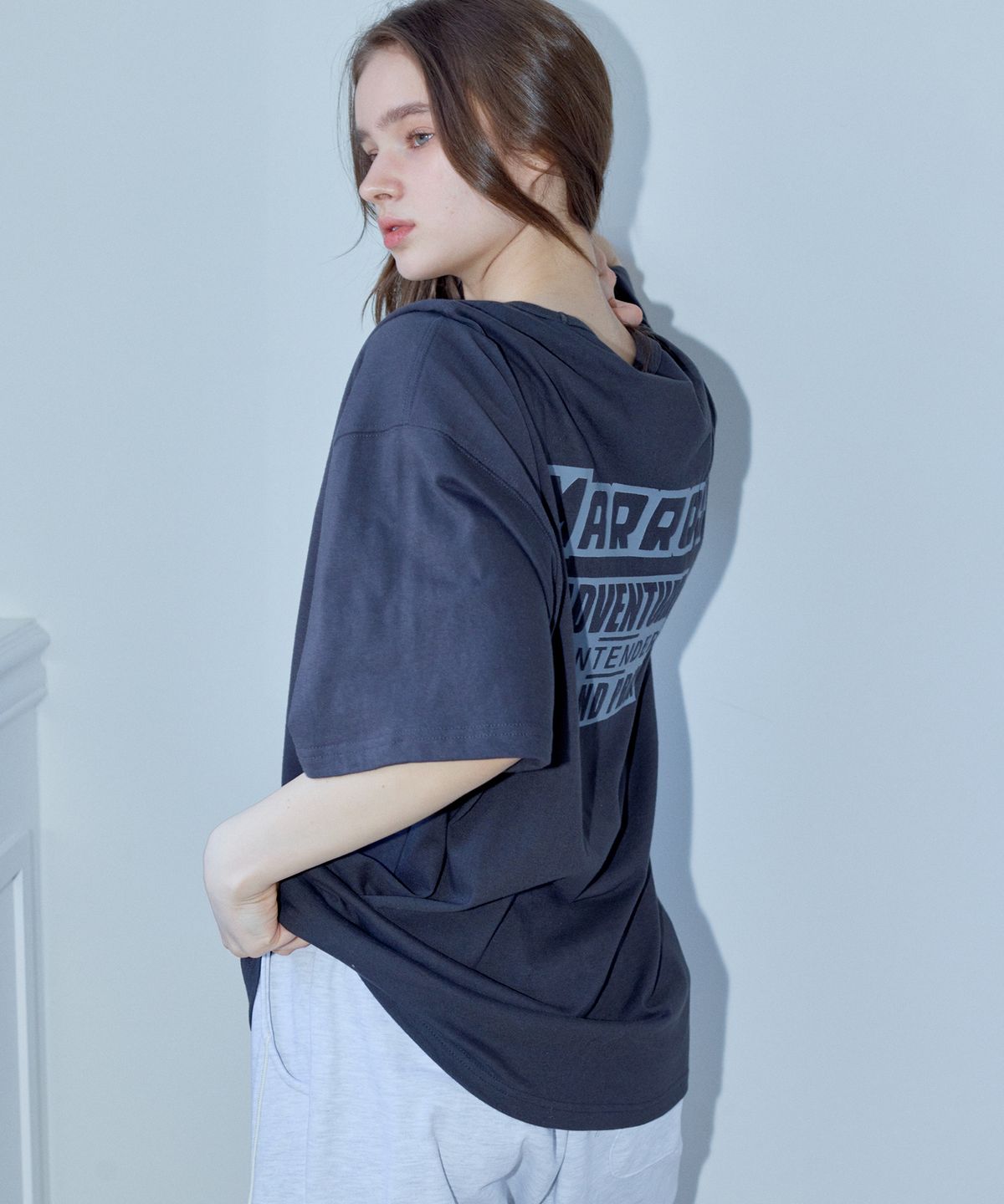 마롯(MARROT) ADVENTURE OVERSIZED T-SHIRT_CHARCOAL