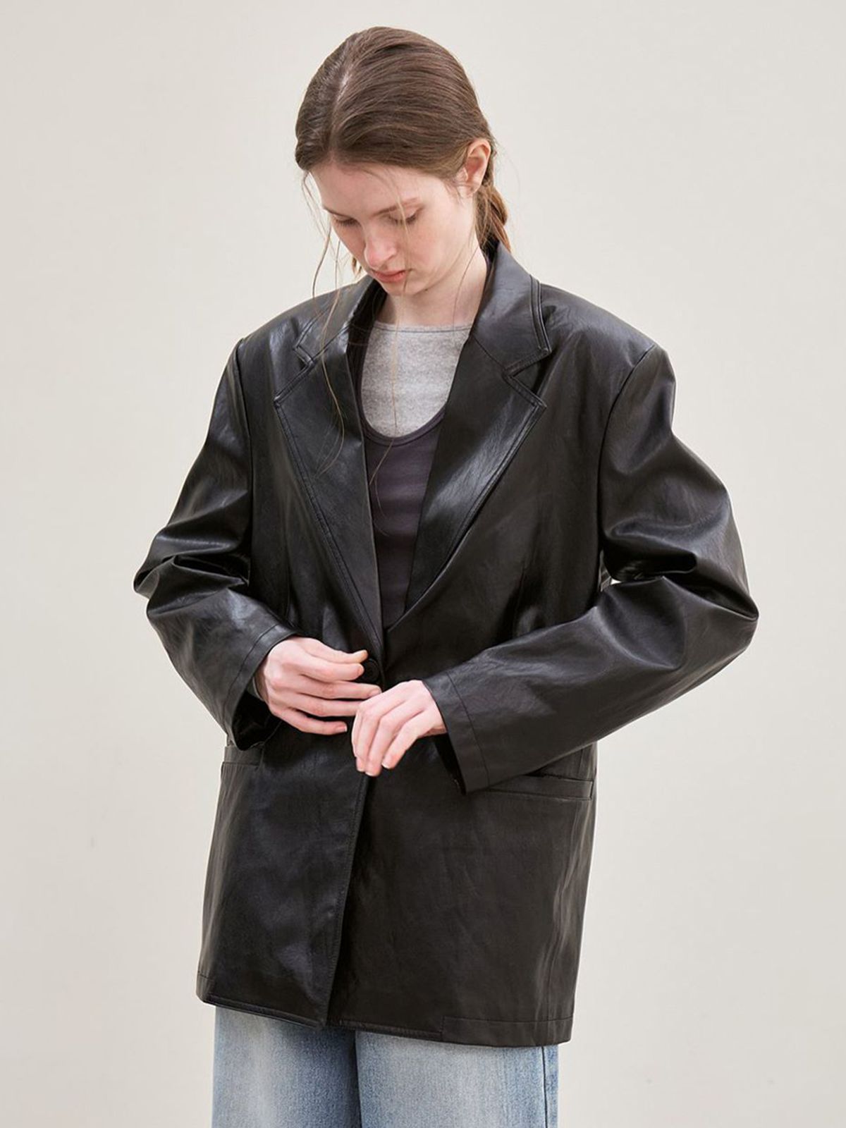 르(LE) faux leather over-fit blazer (black)