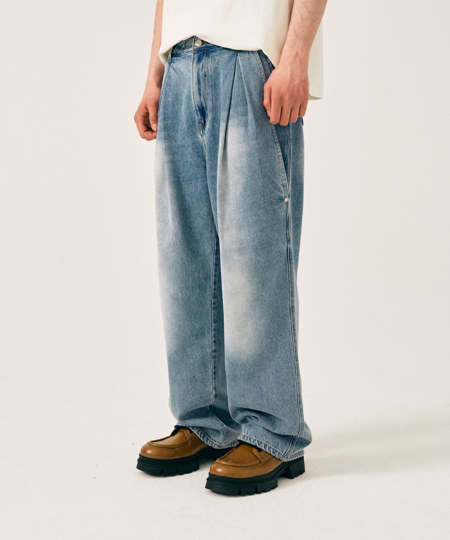 MUSINSA | SATUR Vinales Retro Two Tuck Denim Pants Light Blue