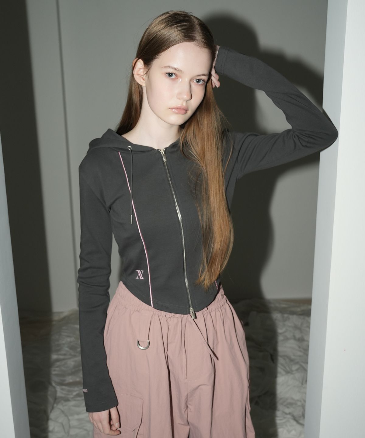 어반드레스(AVANDRESS) Piping Crop Hood Zip-up - 2COL