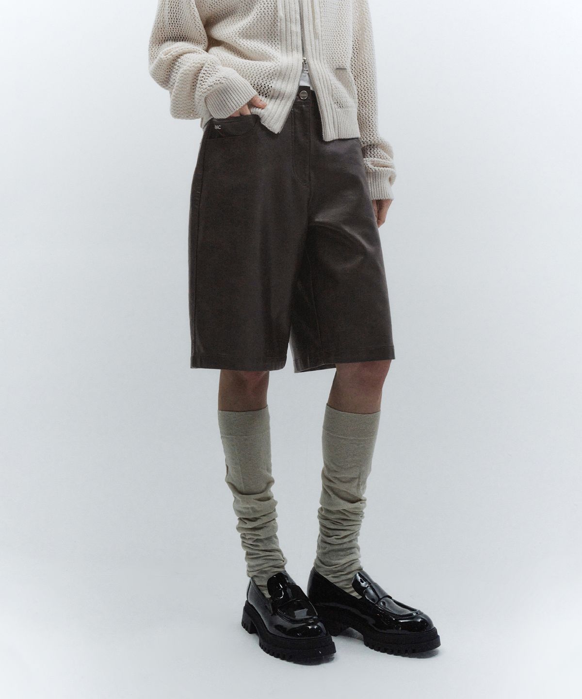 인사일런스 우먼(INSILENCE WOMEN) 포우 레더 버뮤다 팬츠 WASHED BROWN