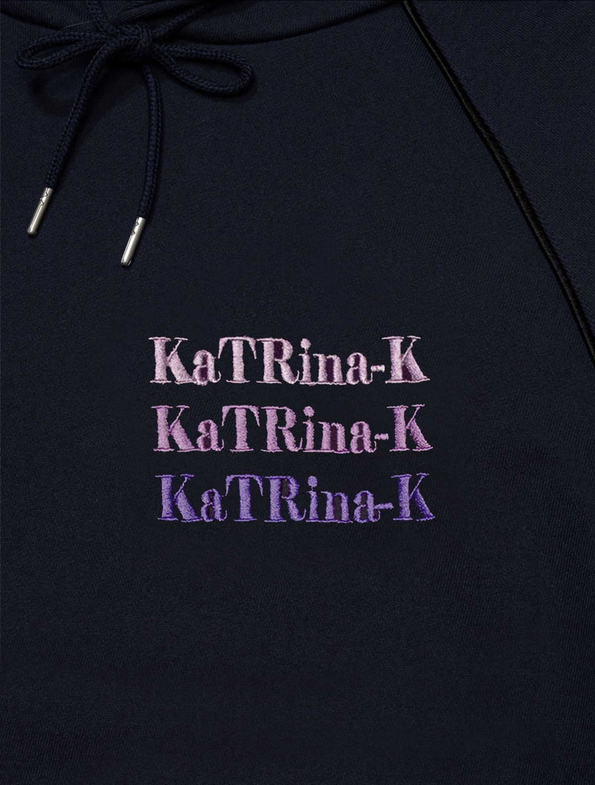 카트리나케이(KATRINA K) 오버핏 그라데이션 핑크 로고 절개 후드티셔츠-2color