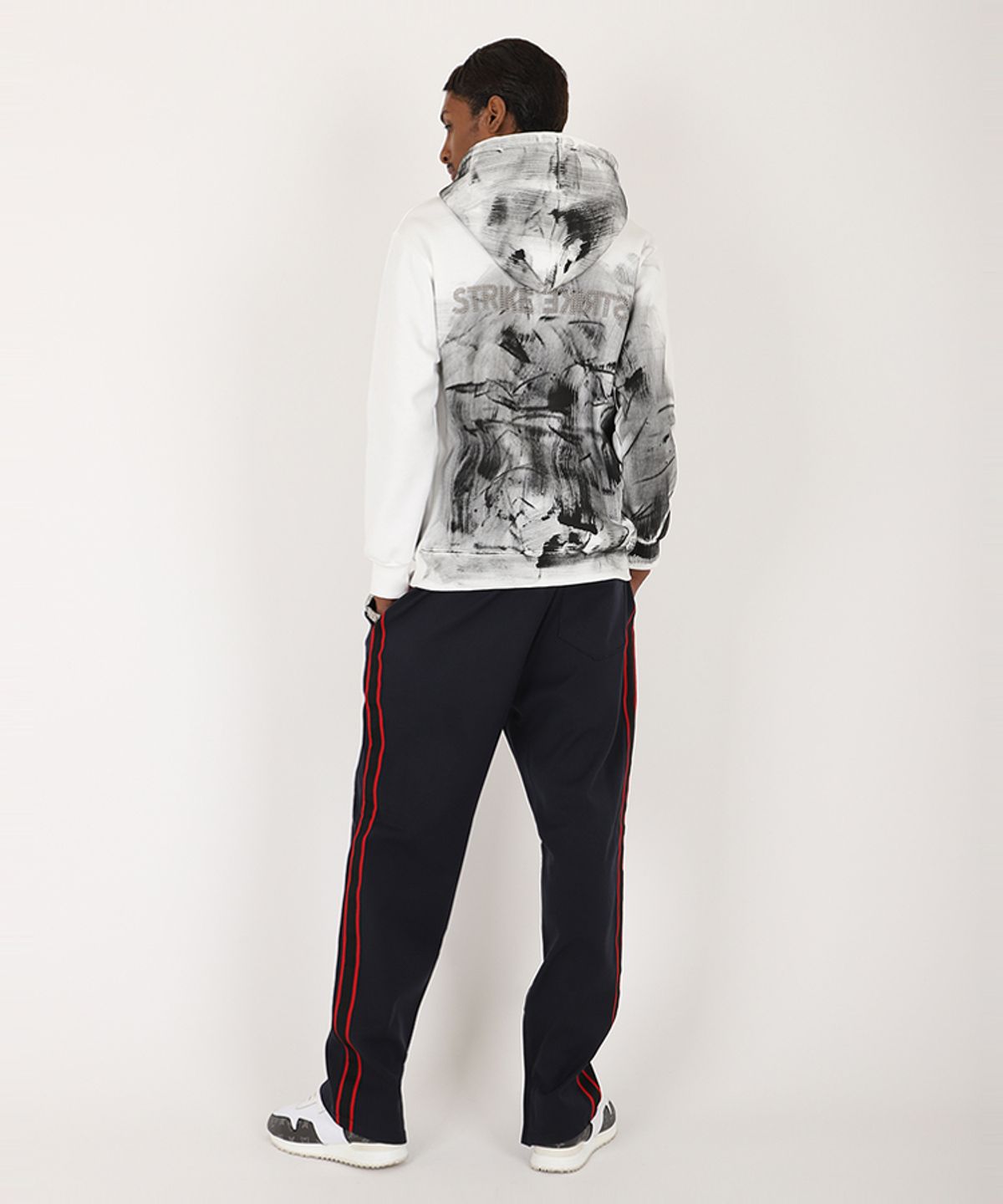 스트라이크(STRIKE) Studded Logo Painting White Hoodie