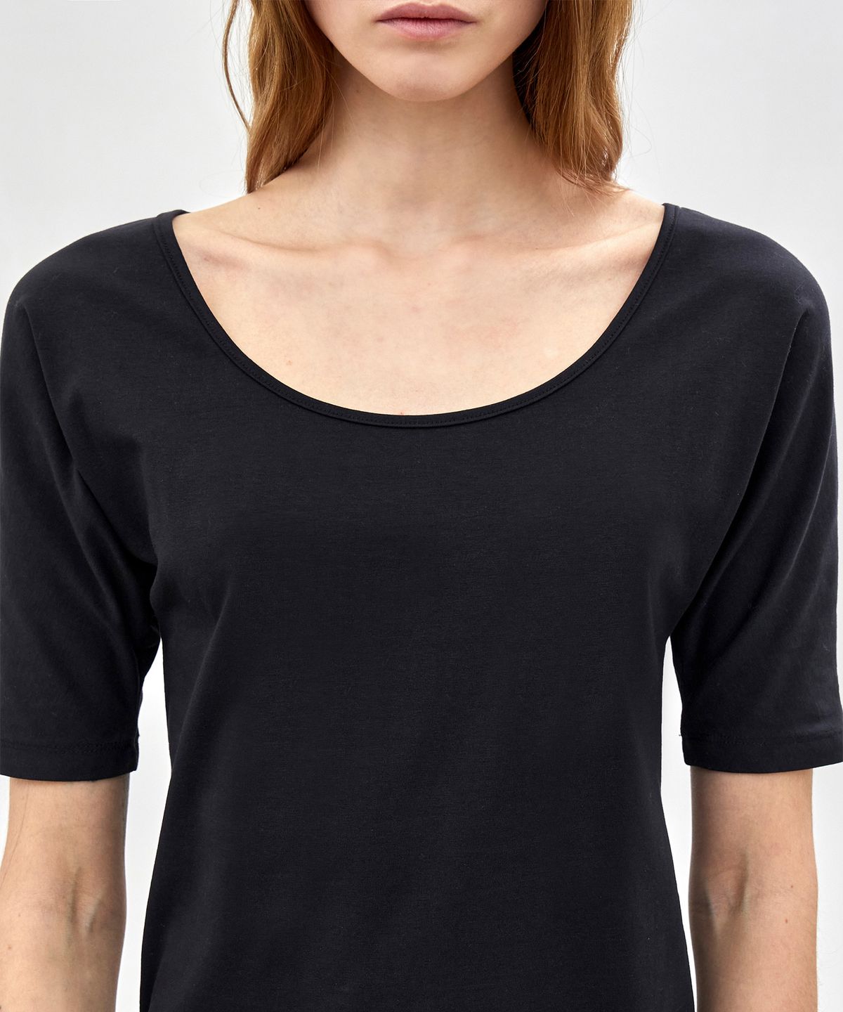 노티아(NOTIA) SLIM FIT U NECK T-SHIRTS - BLACK